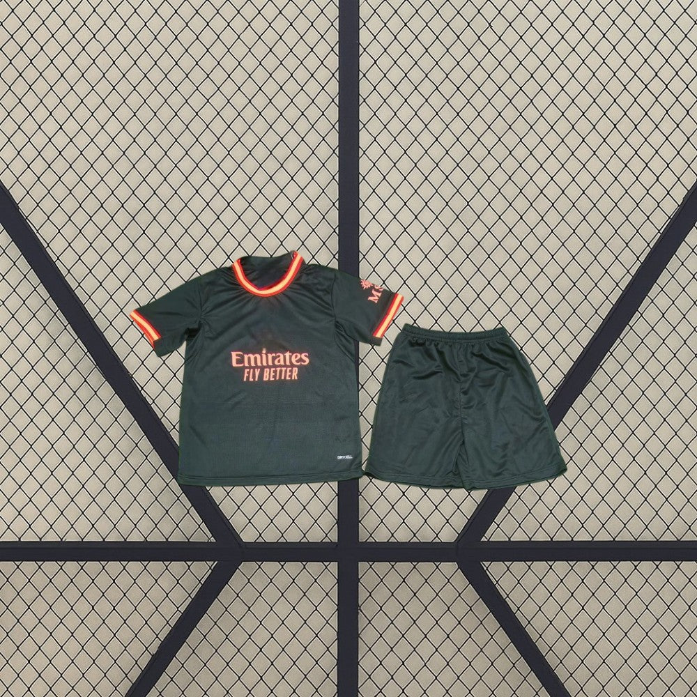 Vista frontal de la equipación AC Milan 26-27 3ª para niño con camiseta verde oscuro, detalles coral y amarillo y pantalón corto a juego