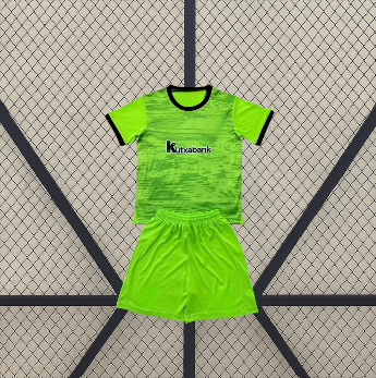 Vista frontal de la equipación Athletic de Bilbao 26-27 de portero verde para niño con camiseta verde lima de patrón tonal y pantalón corto a juego