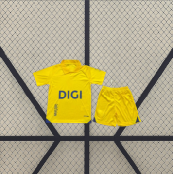 Vista frontal de la equipación Cádiz 26-27 local para niño con camiseta amarilla de manga corta y pantalón corto amarillo con detalles azules