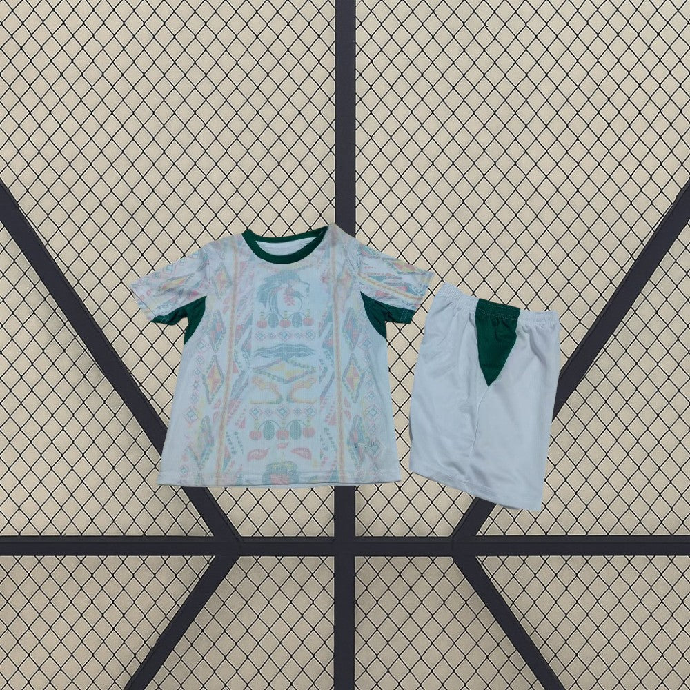 Vista frontal de la equipación Senegal 26-27 local para niño del Mundial 2026 con camiseta clara de estampado multicolor, detalles verdes y pantalón corto a juego