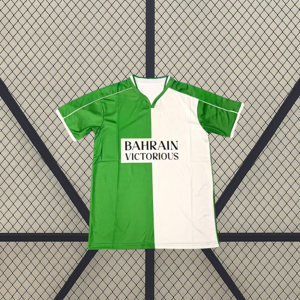 Vista frontal extendida de la Camiseta Córdoba 26-27 edición especial retro con diseño mitad verde y mitad blanco