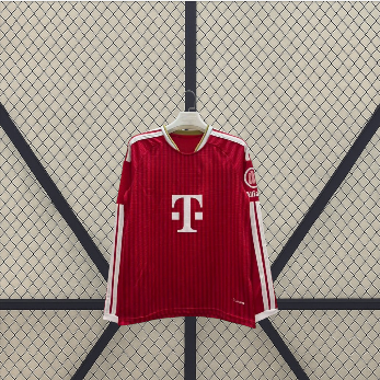 Vista frontal extendida de la camiseta Bayern Munich 26-27 local de manga larga, con diseño rojo texturizado y franjas blancas en las mangas