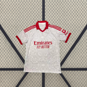 Vista frontal extendida de la camiseta Benfica 26-27 visitante con base blanca, cuello tipo polo rojo y tejido con dibujo tonal
