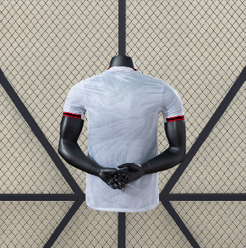 Vista trasera de la camiseta AC Milan 26-27 visitante versión Player en blanco hielo, con patrón tonal, corte ceñido y puños en contraste
