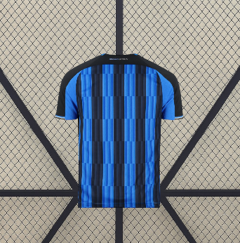 Vista trasera de la camiseta Atalanta 26-27 local con franjas azules y negras y panel superior oscuro sobre hombros y cuello
