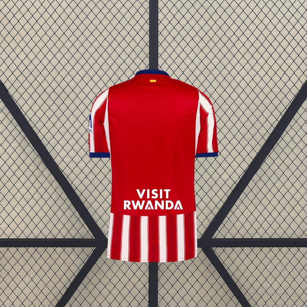 Vista trasera de la camiseta Atlético de Madrid 26-27 local, con parte superior roja lisa y parte inferior con franjas rojas y blancas