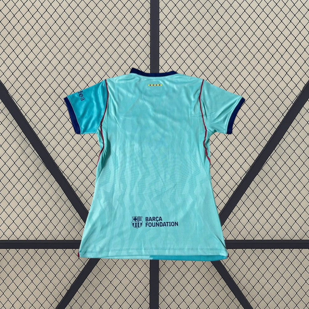 Vista trasera de la camiseta Barcelona 26-27 3ª equipación de mujer en turquesa con cuello y puños azul marino
