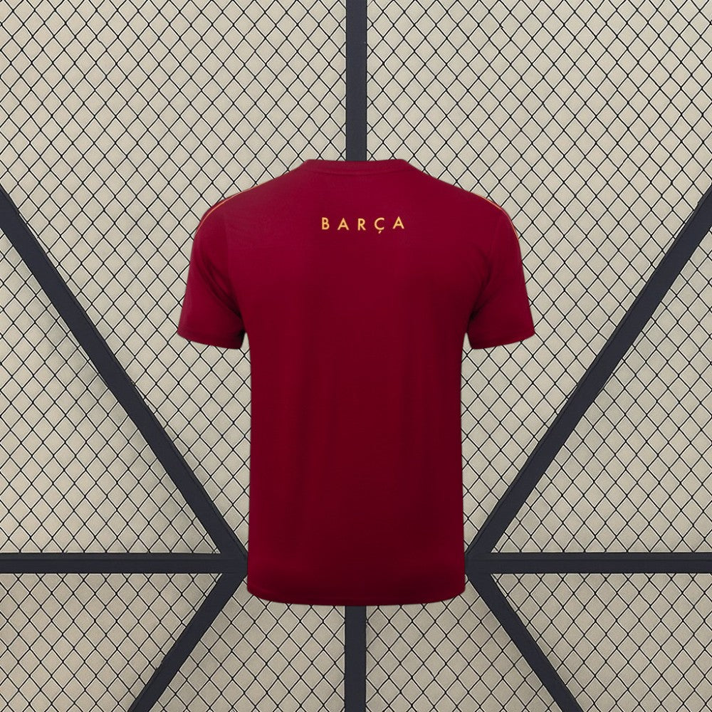 Vista trasera de la camiseta Barcelona 26-27 de entrenamiento en granate con mangas cortas y detalle amarillo en la parte superior de la espalda