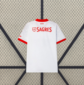 Vista trasera de la camiseta Benfica 26-27 visitante en blanco, con detalles rojos y patrocinio SAGRES en la parte superior