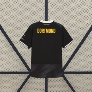Vista trasera de la camiseta Borussia Dortmund 26-27 visitante negra con patrón tonal en la zona inferior y detalles blancos en las mangas
