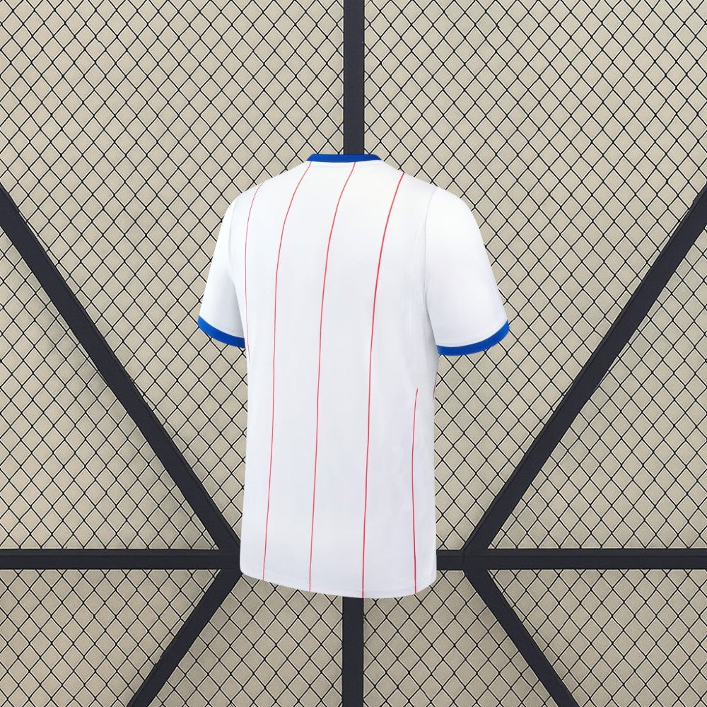 Vista trasera de la camiseta Chelsea 26-27 3ª equipación blanca con líneas verticales rojas y detalles azules en las mangas