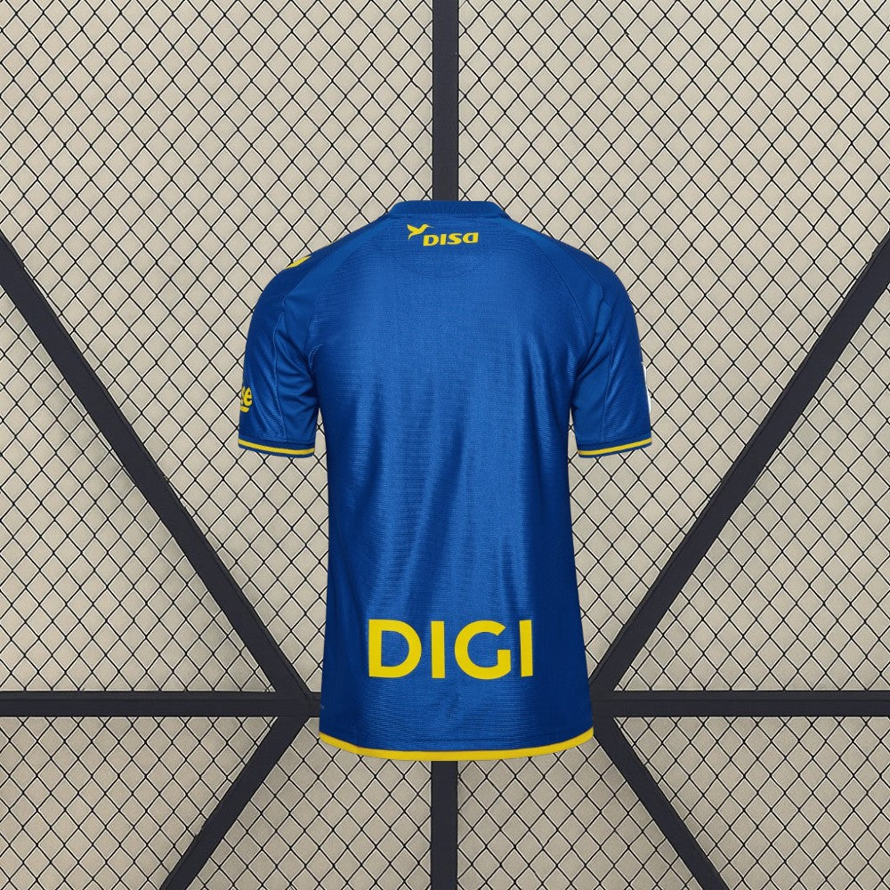 Vista trasera de la camiseta Las Palmas 26-27 visitante en azul, con detalles amarillos en cuello, puños y parte inferior