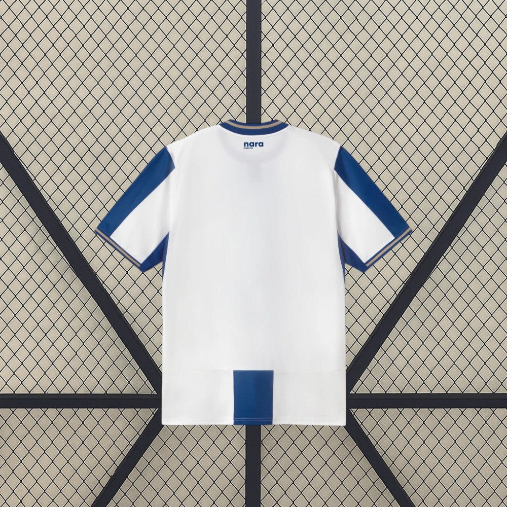 Vista trasera de la camiseta Leganés 26-27 local blanca con paneles azules en hombros y franja azul en la zona inferior