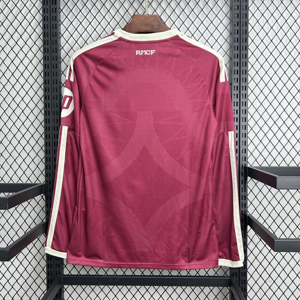 Vista trasera de la camiseta R.M. 26-27 3ª equipación de manga larga granate con patrón tonal y detalles en blanco roto en cuello y mangas