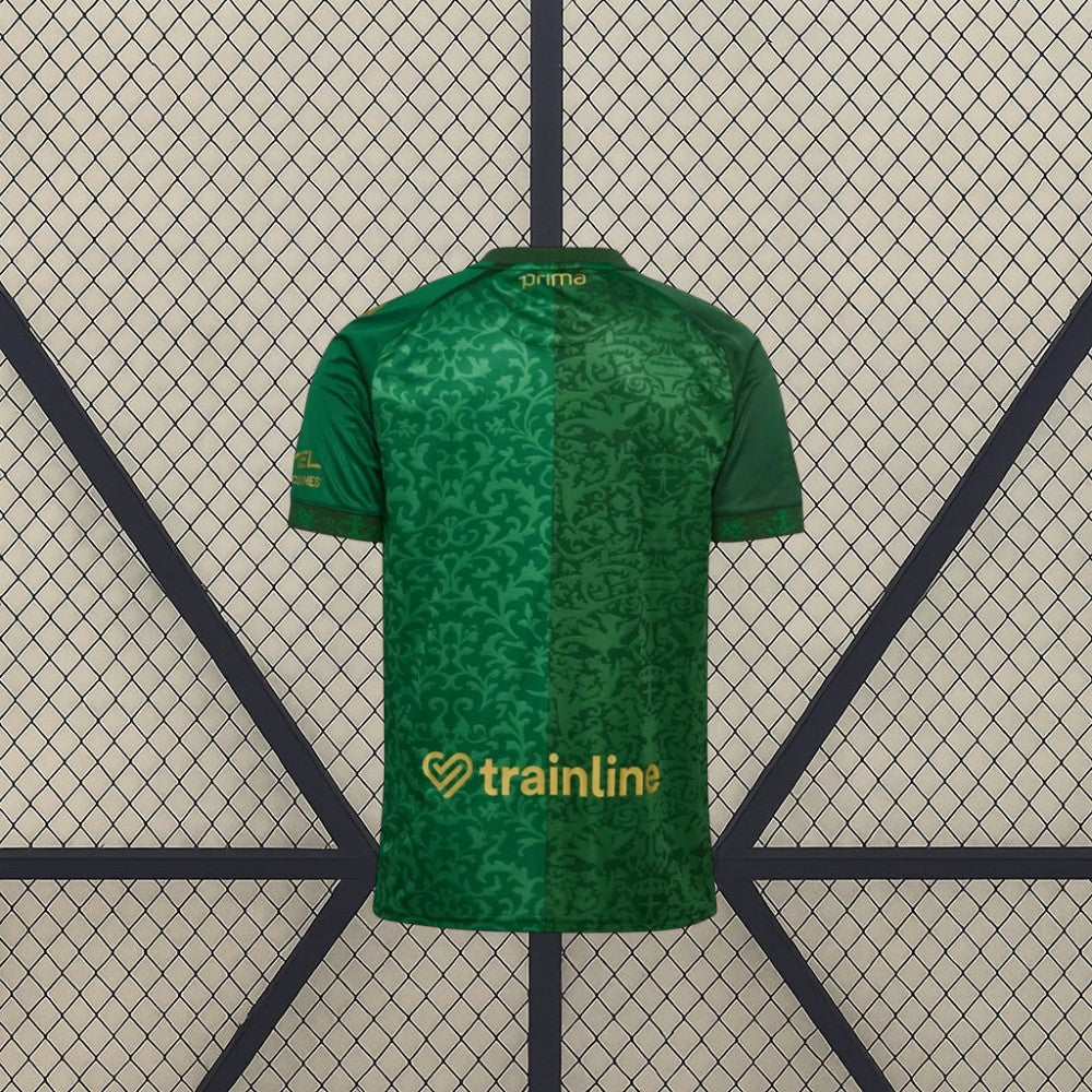 Vista trasera de la camiseta Real Betis 26-27 visitante en verde, con patrón ornamental dividido en dos diseños y detalles dorados