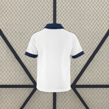 Vista trasera de la camiseta Schalke 26-27 visitante blanca con cuello azul marino y remates oscuros en las mangas