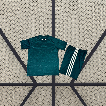 Vista trasera de la equipación R.M. 26-27 visitante para niño con camiseta verde oscuro texturizada y pantalón a juego con detalles blancos