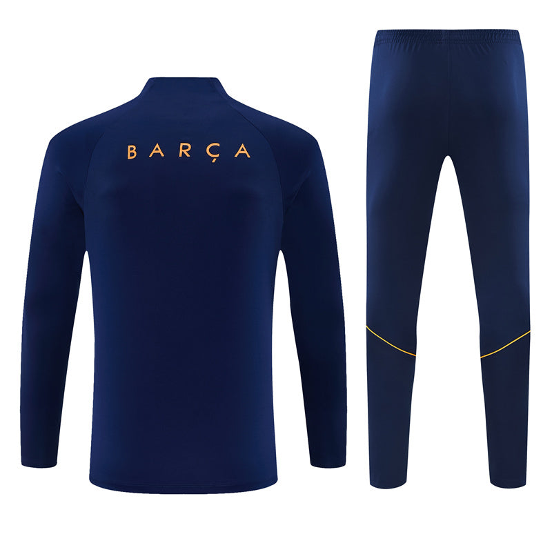 Vista trasera del chándal Barcelona 26-27 Modelo 5 con parte superior azul marino y pantalón azul de cintura elástica