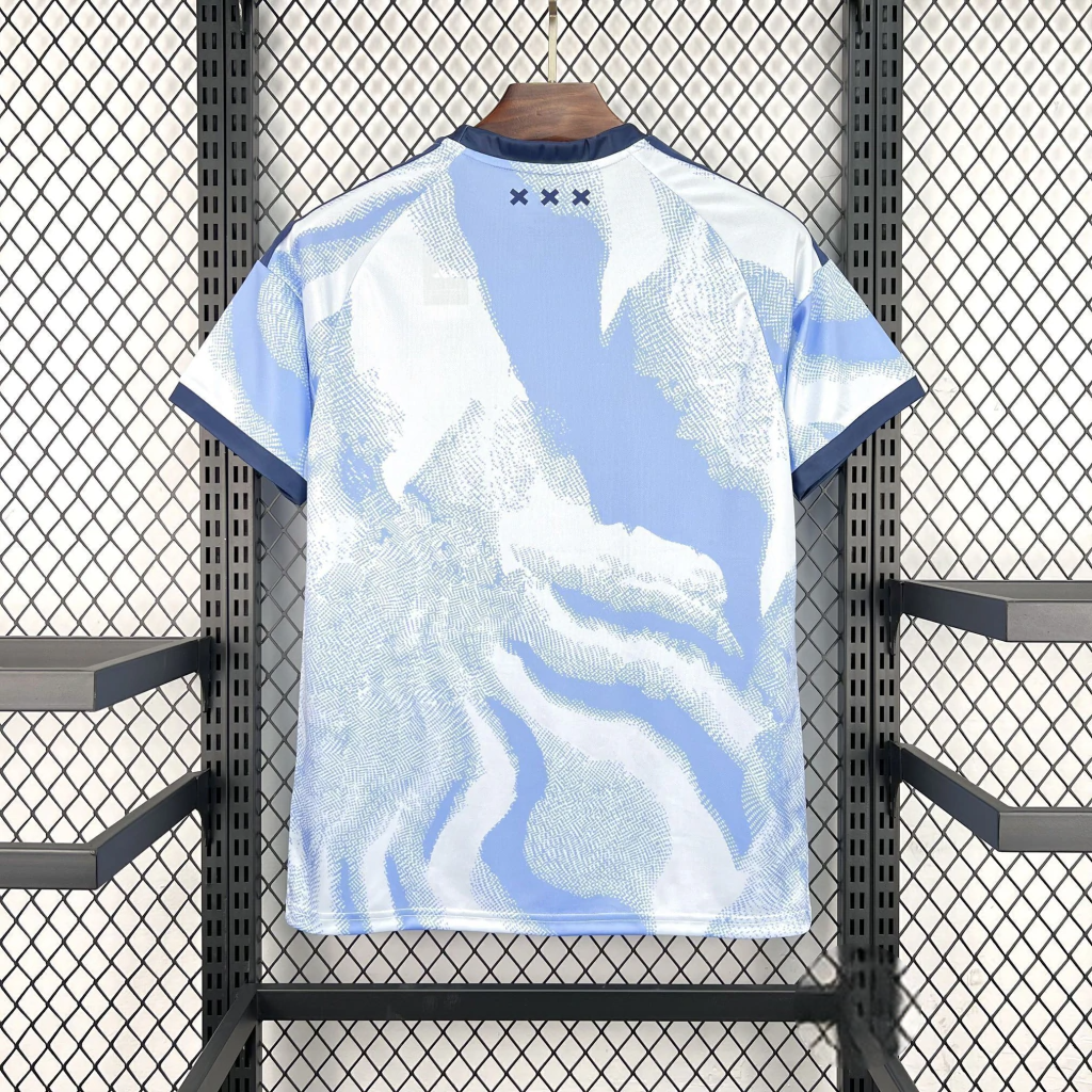 Espalda de la camiseta Ajax 26-27 tercera equipación con patrón abstracto y tres X en la nuca