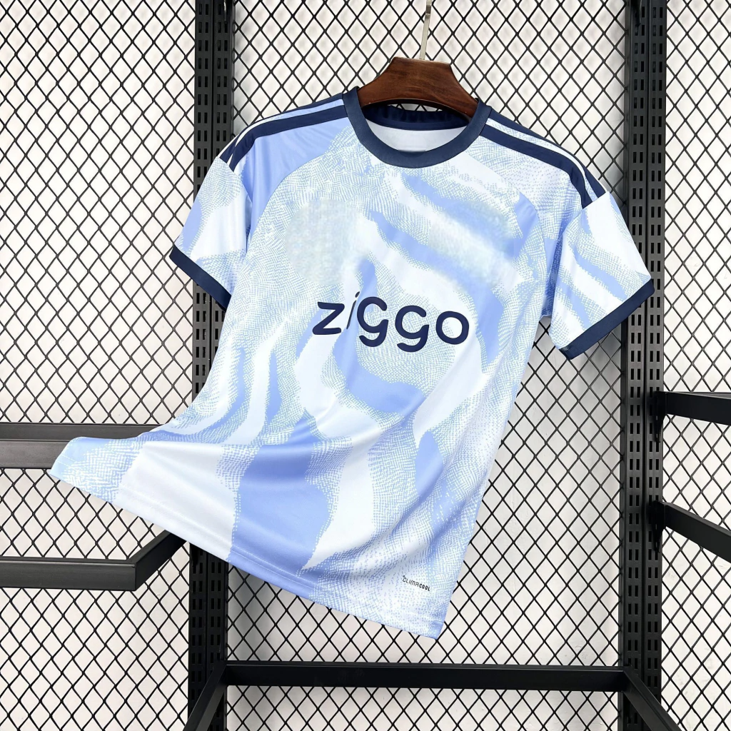 Camiseta Ajax 26-27 tercera equipación vista frontal en blanco y azul claro con cuello azul marino