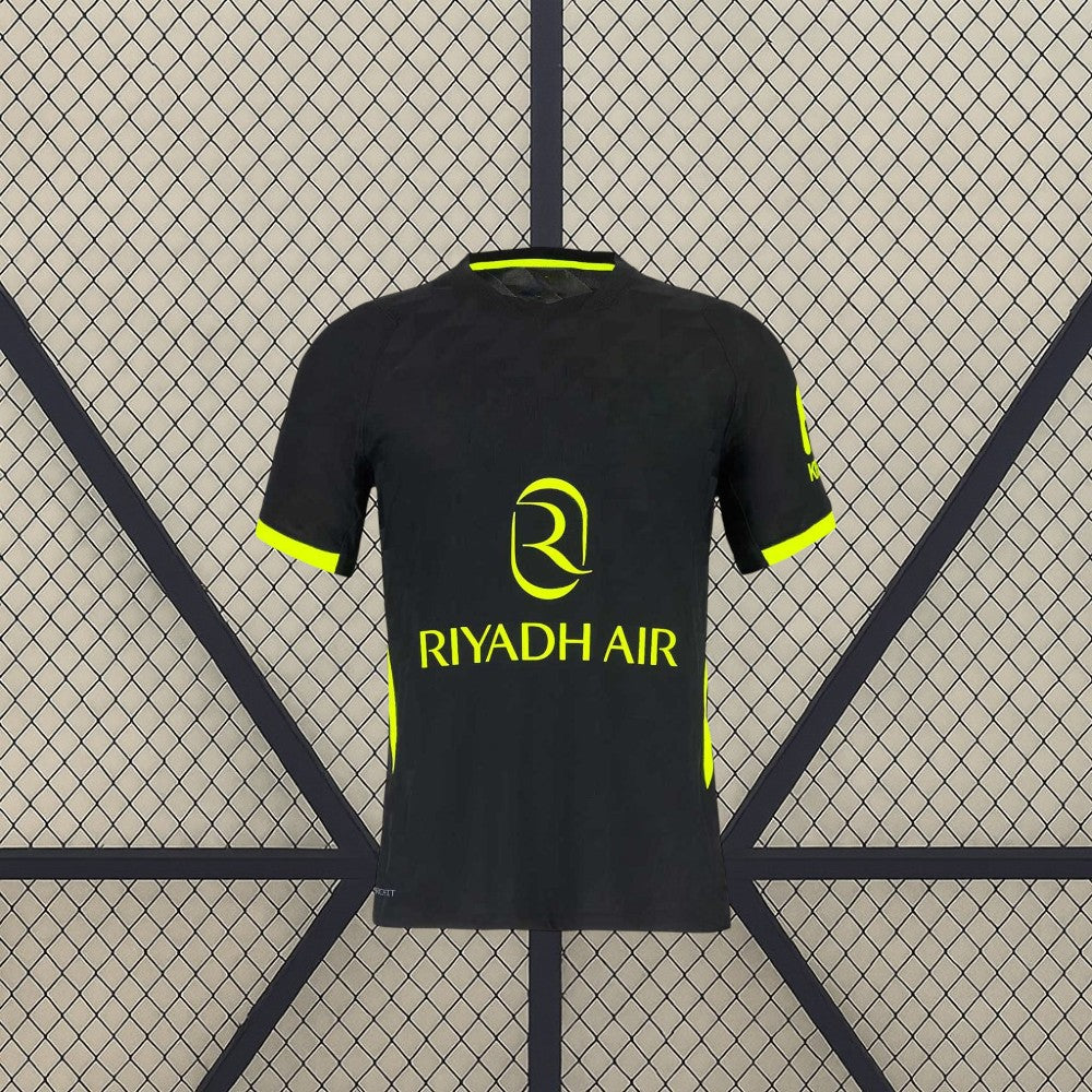 Camiseta Atlético de Madrid 26-27 visitante vista frontal en negro con detalles amarillo flúor