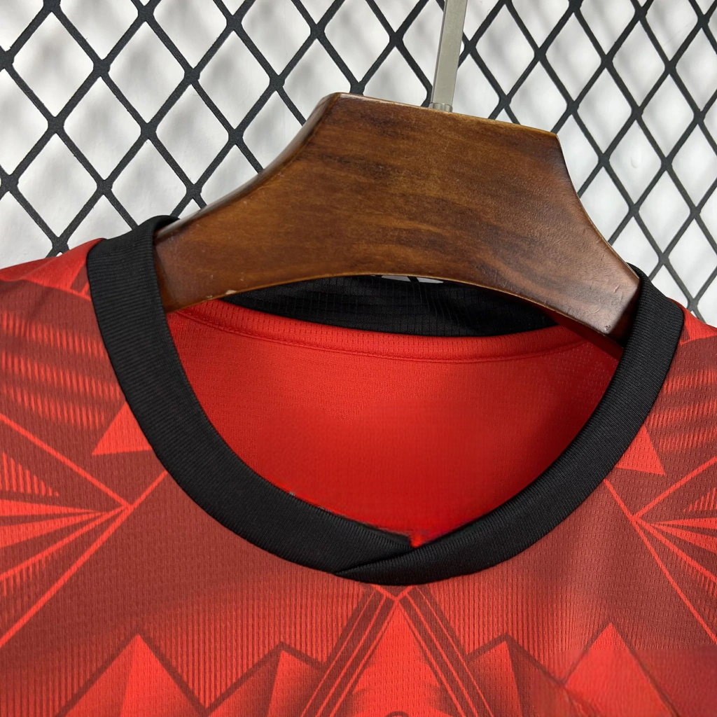 Detalle del cuello negro de la camiseta Egipto 26-27 local
