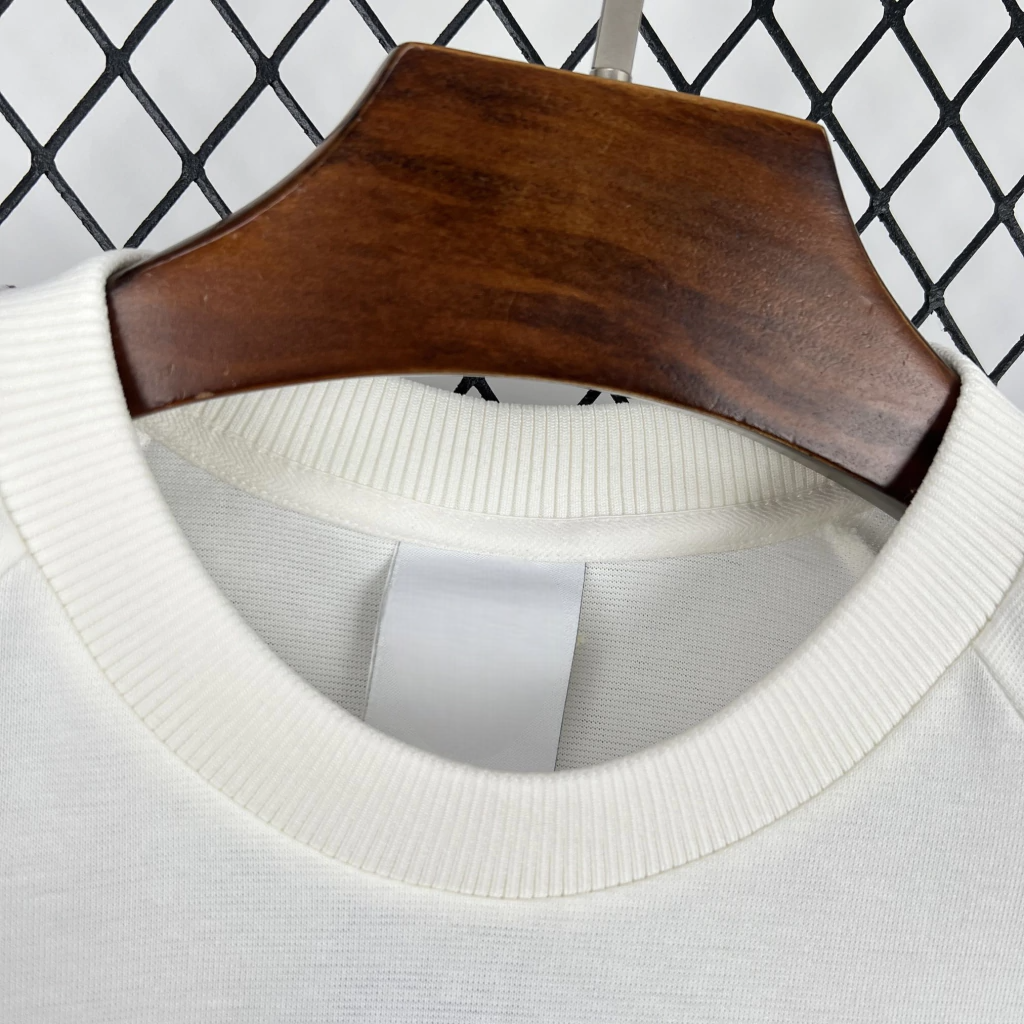Detalle del cuello redondo de la Camiseta España 26-27 Casual Edición Especial