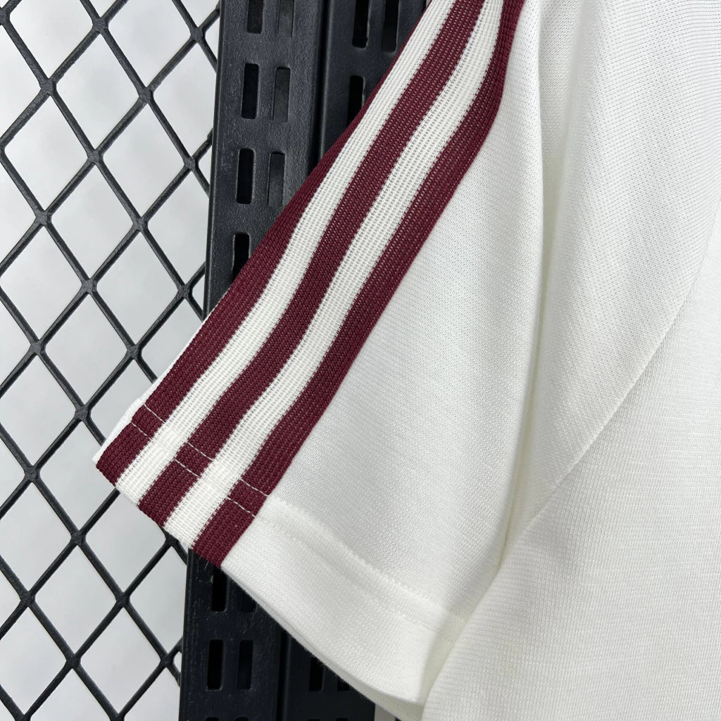 Detalle de manga de la Camiseta España 26-27 Casual Edición Especial con franjas burdeos