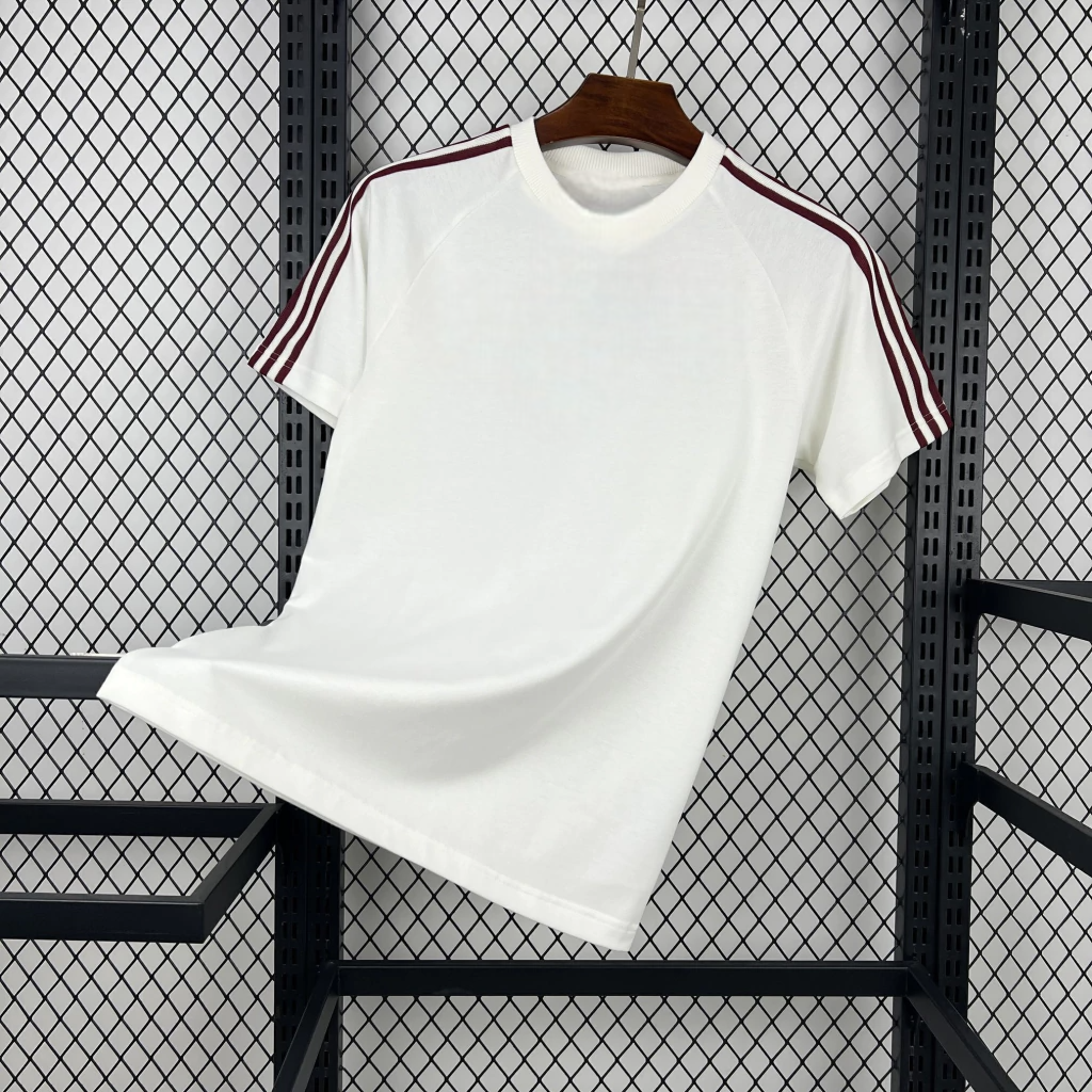 Camiseta España 26-27 Casual Edición Especial vista frontal en blanco roto con detalles burdeos