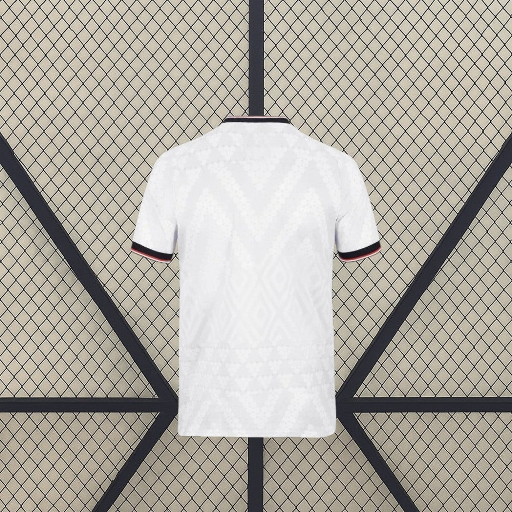 Vista trasera de la camiseta Irak 26-27 local Mundial 2026 en blanco con detalles tonales