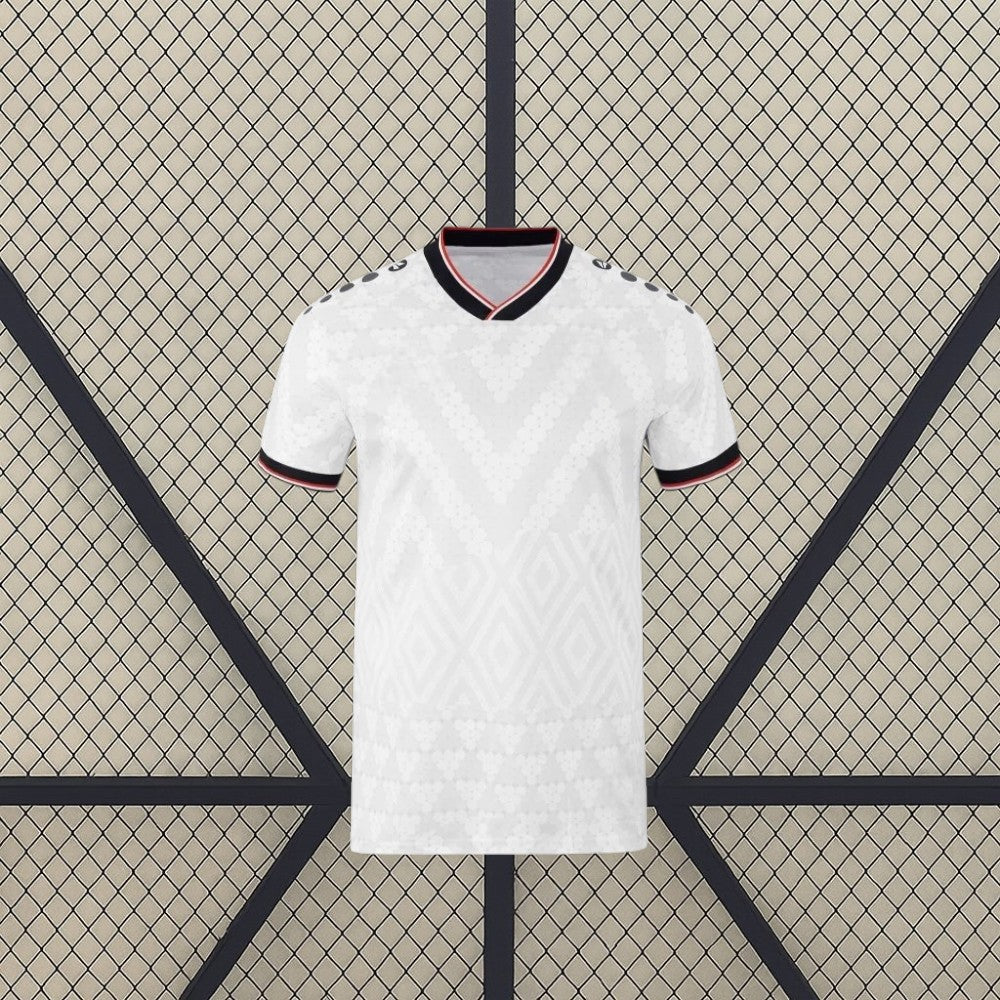 Camiseta Irak 26-27 local Mundial 2026 vista frontal en blanco con patrón geométrico tonal
