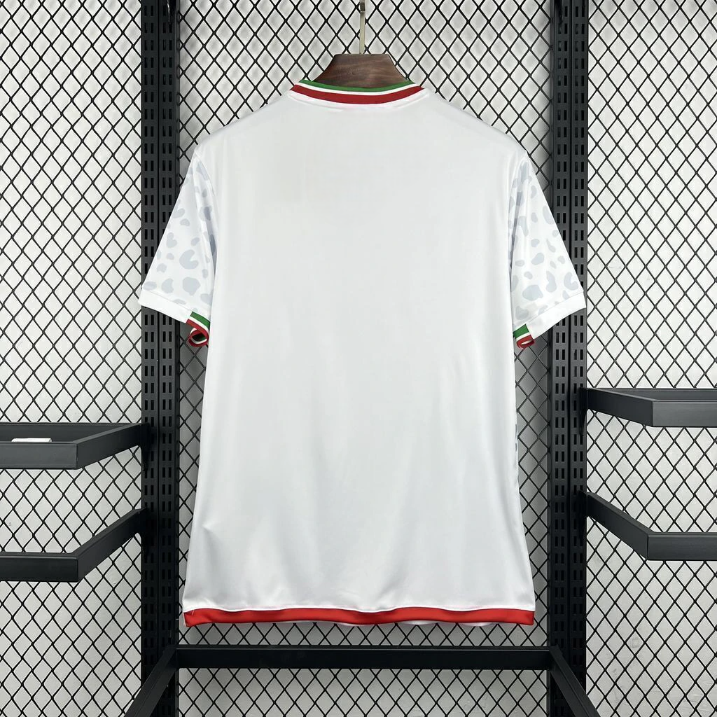 Vista trasera de la camiseta Irán 26-27 local en color blanco con detalles verdes y rojos