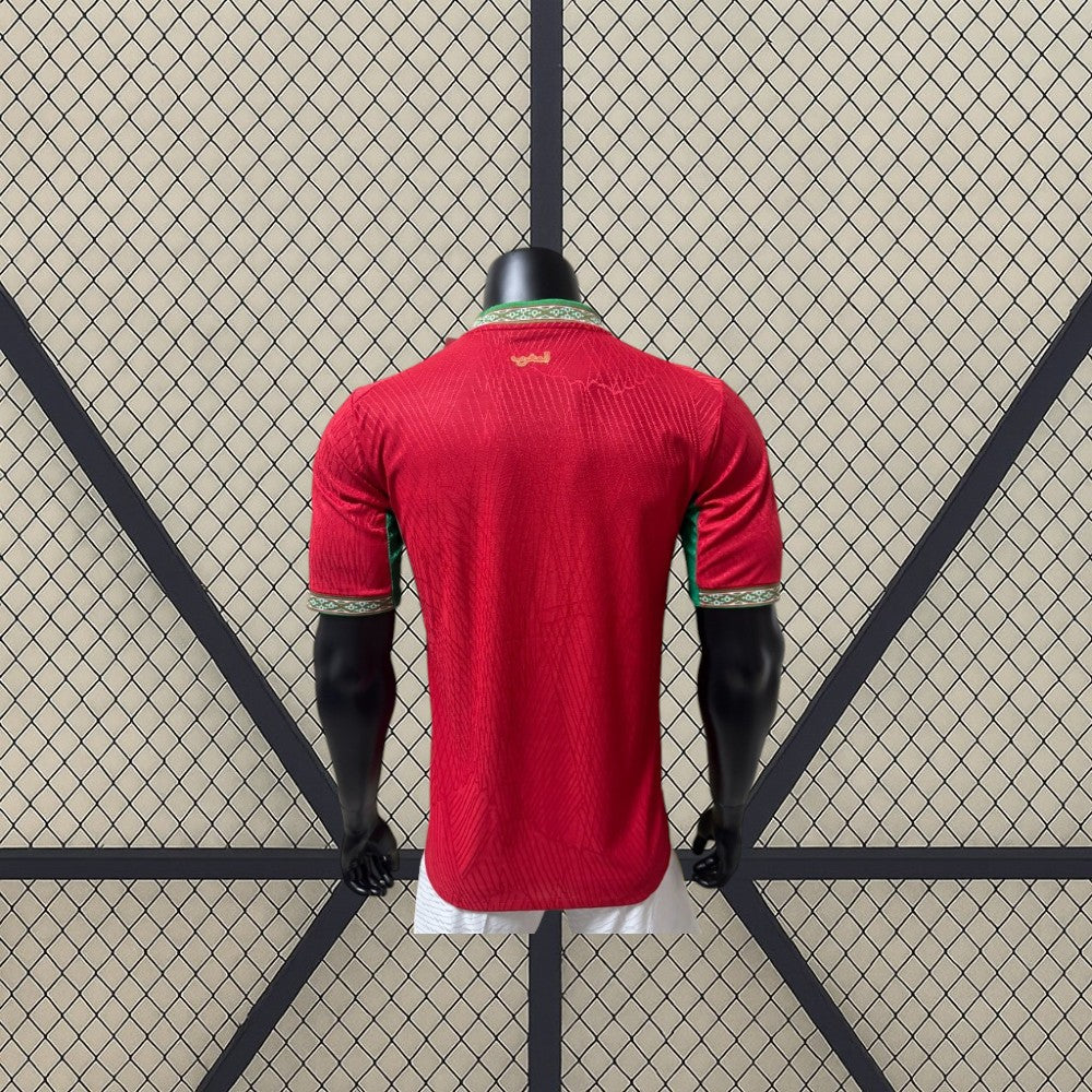 Vista trasera de la camiseta Marruecos 26-27 local Player Mundial 2026 con cuello decorativo y patrón tonal rojo