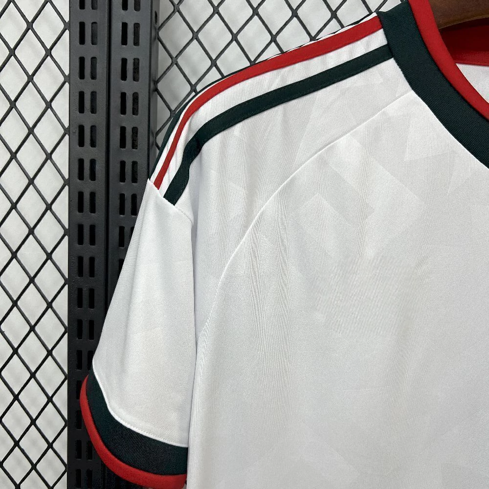 Dettaglio del spalla y manica della maglia Messico 26-27 Away con linee verdes y rossas