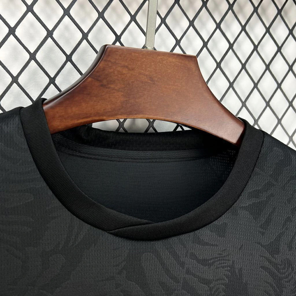 Detalle del cuello redondo negro de la camiseta Nueva Zelanda 26-27 visitante Mundial 2026