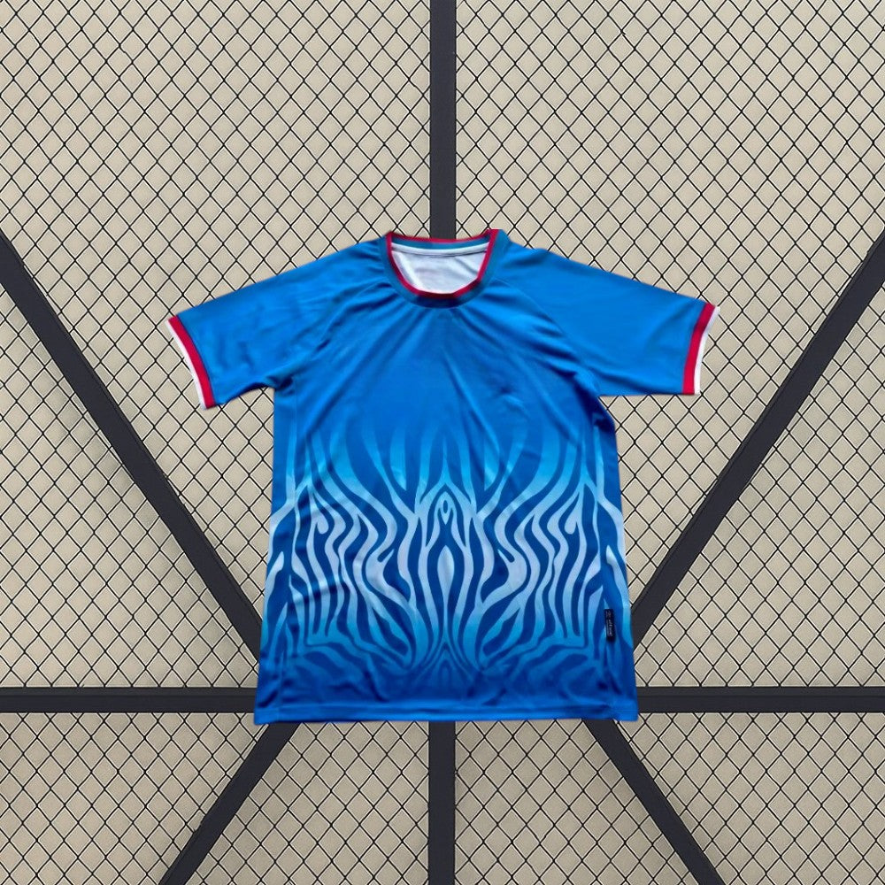 Detalle frontal de la camiseta RD Congo 26-27 local Mundial 2026 con patrón azul y cuello rojo