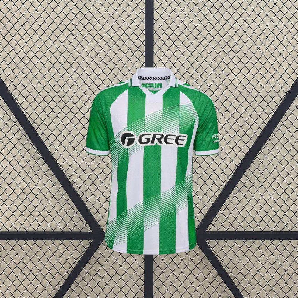 Camiseta Real Betis 26-27 local vista frontal con franjas verdes y blancas y cuello polo