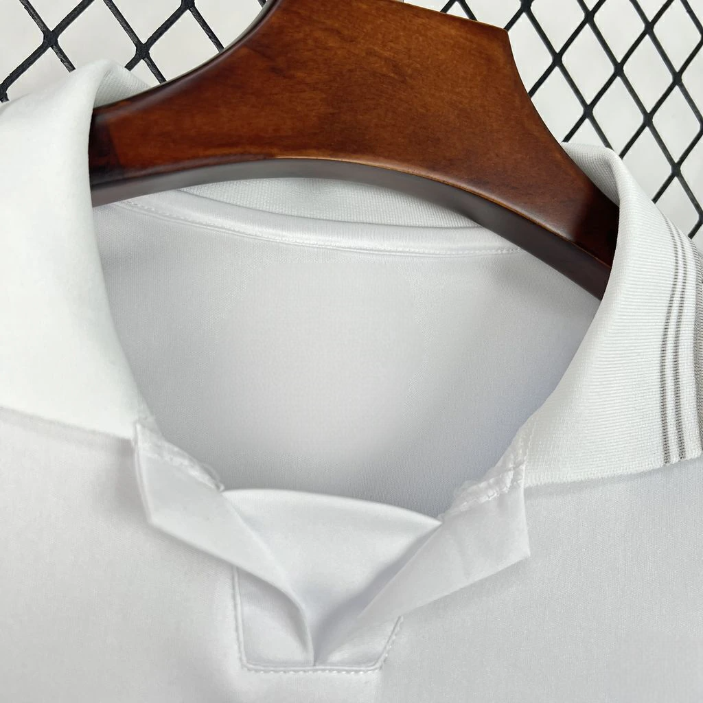 Detalle del cuello tipo polo de la Camiseta R.M. 26-27 Edición Especial Aniversario 125 años