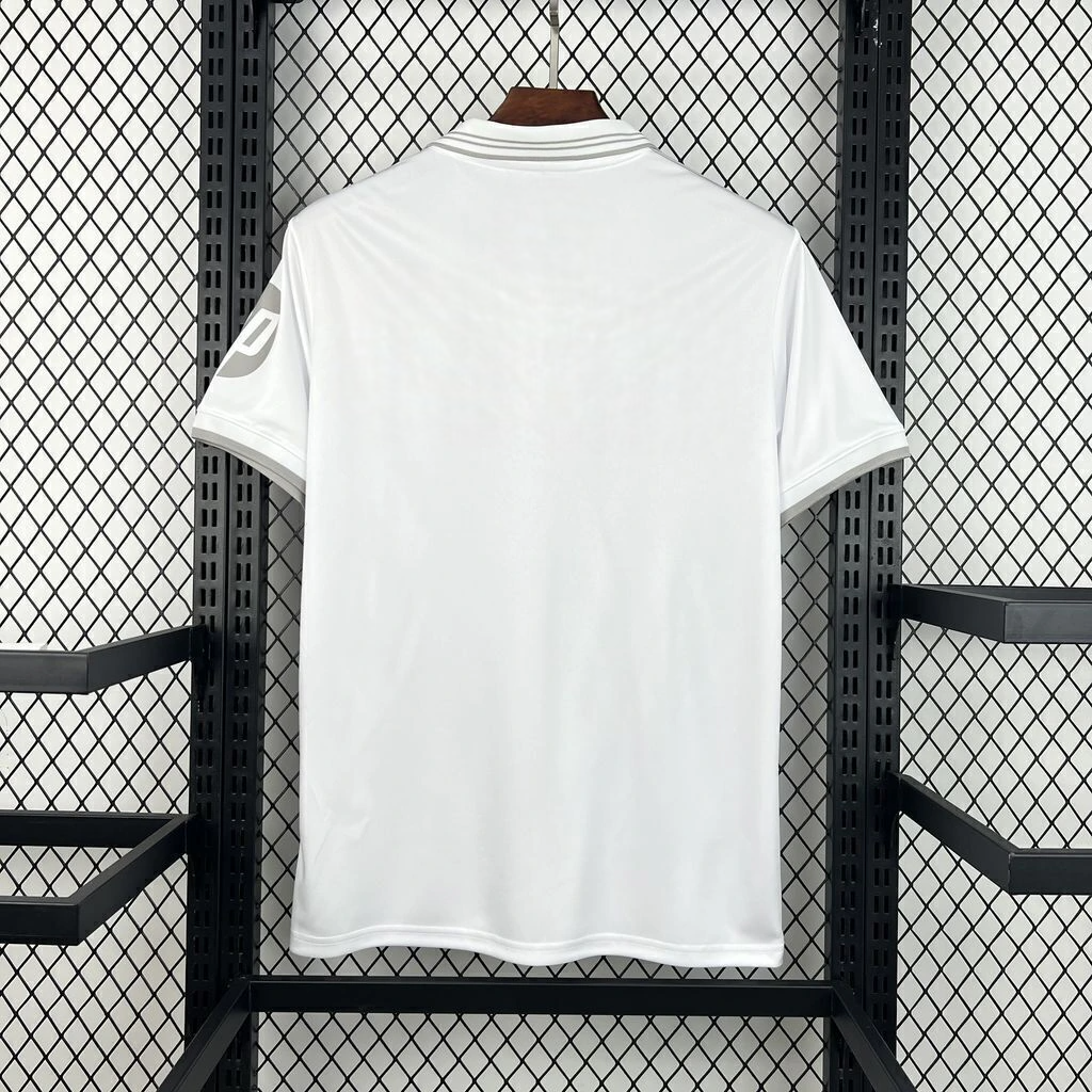 Camiseta R.M. 26-27 Edición Especial Aniversario 125 años vista trasera en color blanco