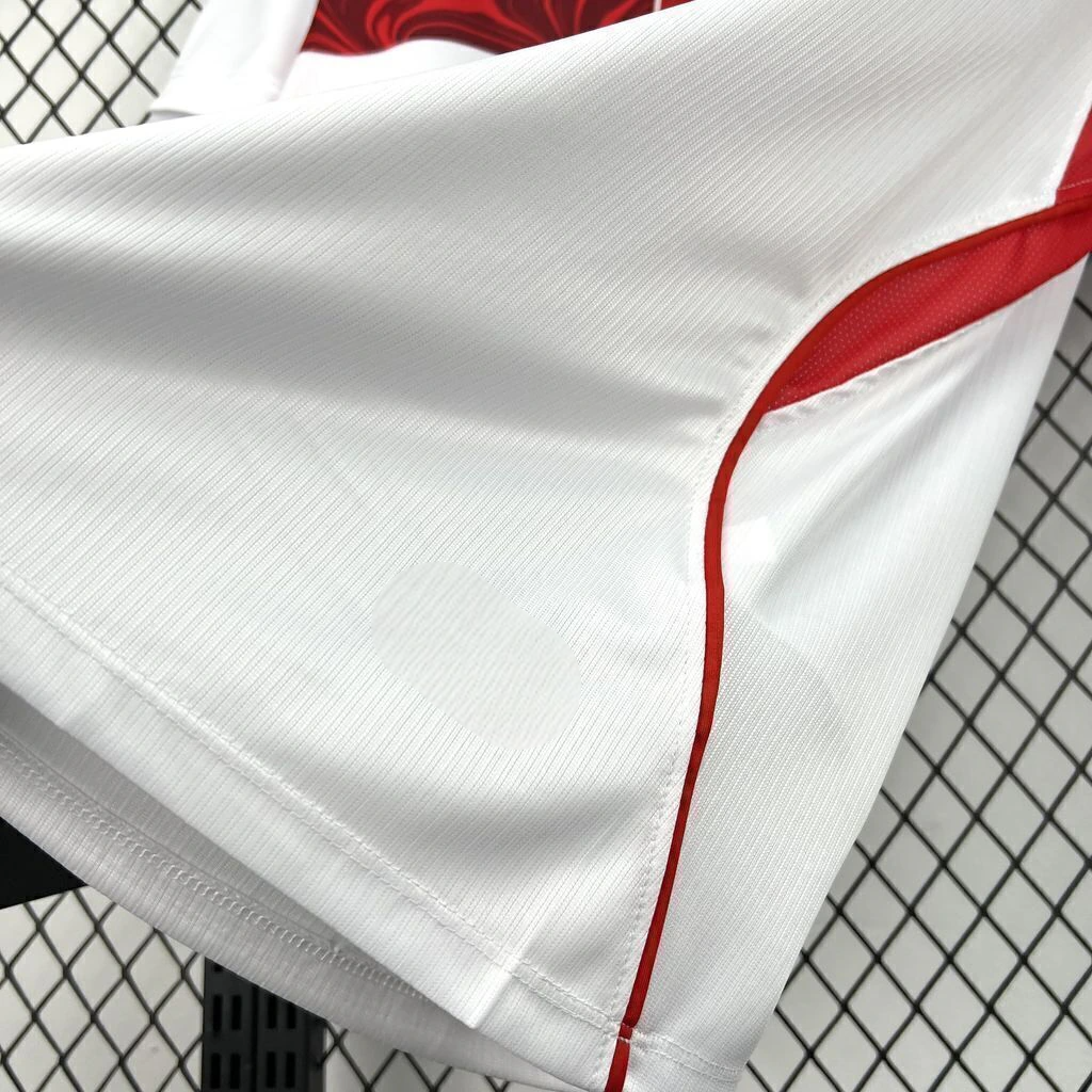Detalle del tejido y panel lateral rojo de la camiseta Turquía 26-27 visitante Mundial 2026