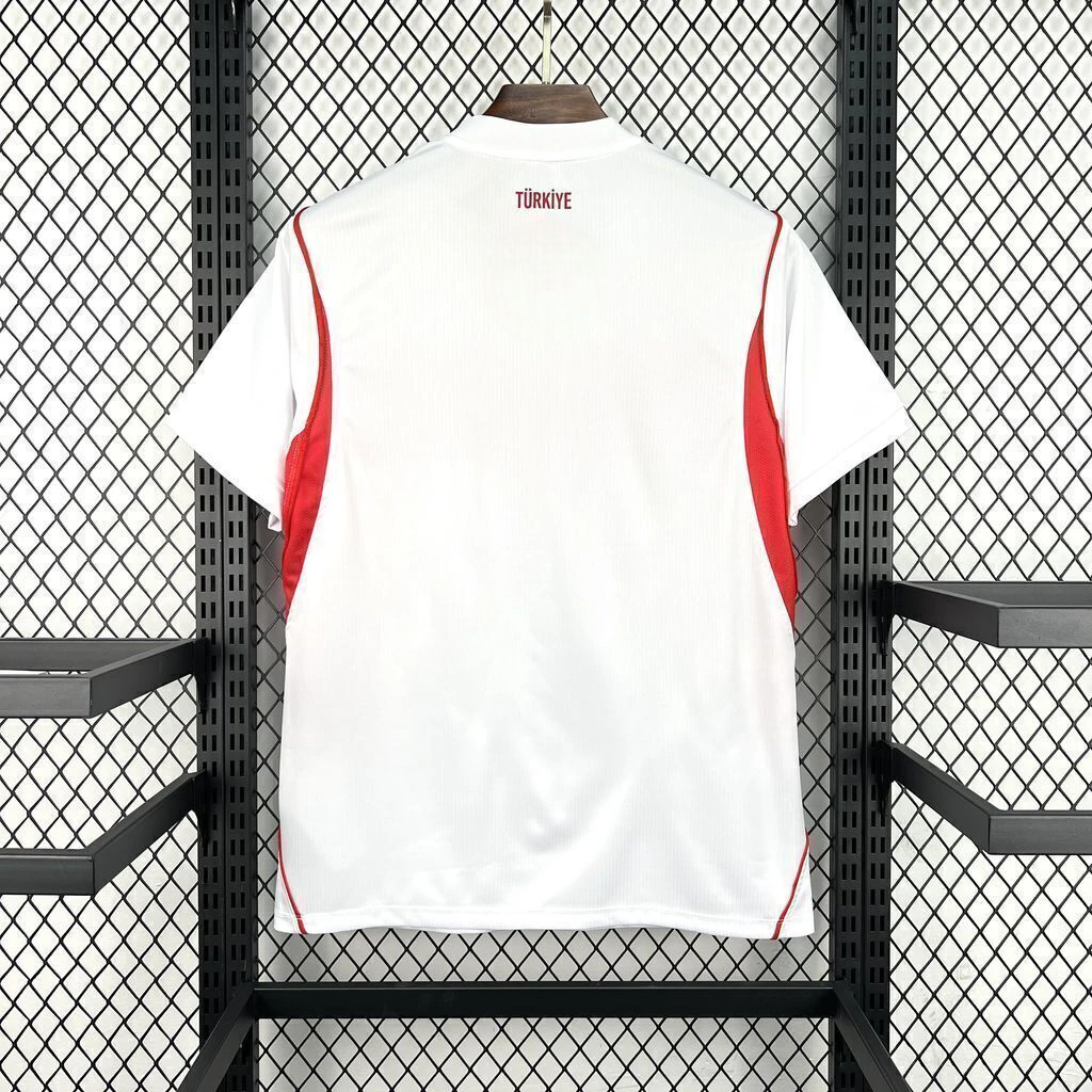 Espalda de la camiseta Turquía 26-27 visitante Mundial 2026 blanca con texto Türkiye en la parte superior