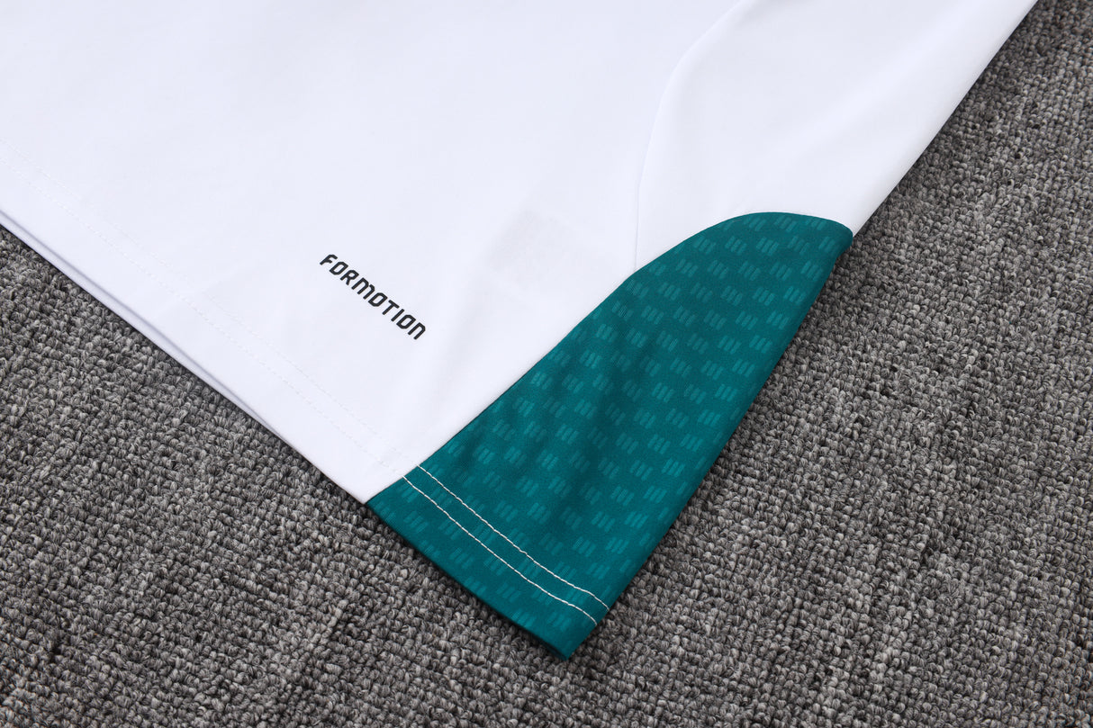 Detalle del bajo de la camiseta del Chándal R.M. 26-27 Media Cremallera Modelo 1 con panel verde oscuro