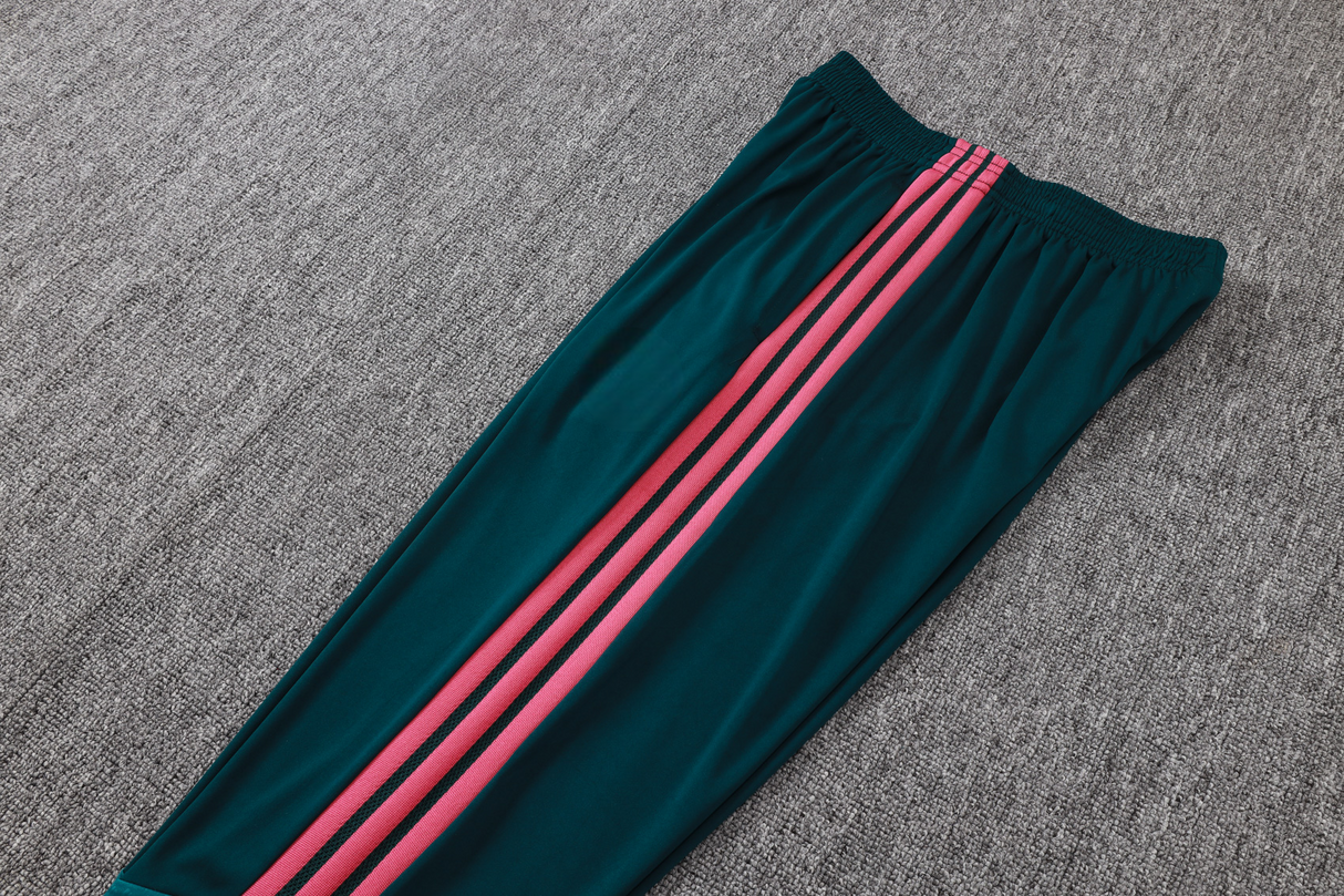 Detalle lateral del pantalón del Chándal R.M. 26-27 Modelo 2 con franjas rosas