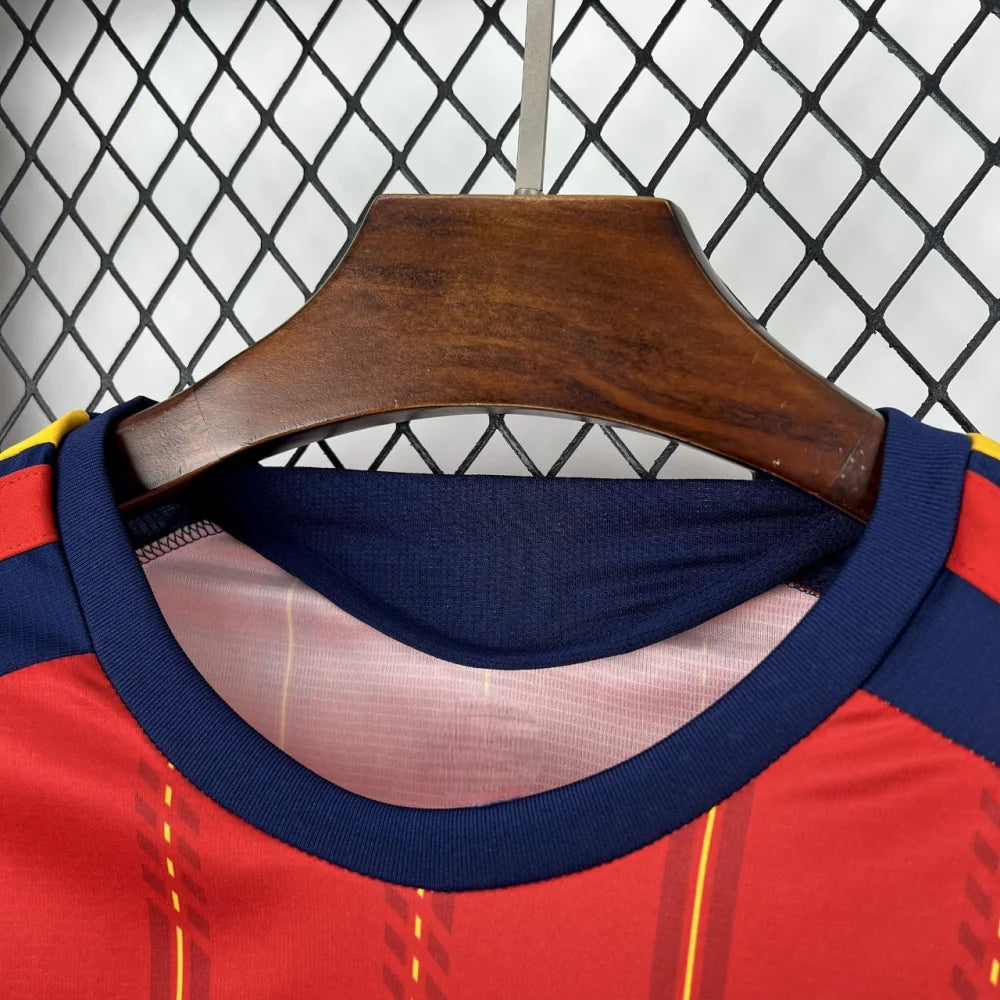 Detalle del cuello frontal de la camiseta España local Mundial 2026