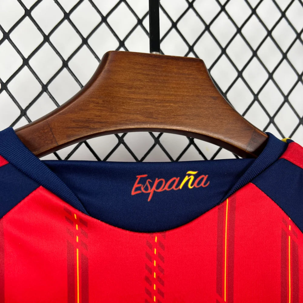 Detalle interior del cuello de la equipación España local niño Mundial 2026