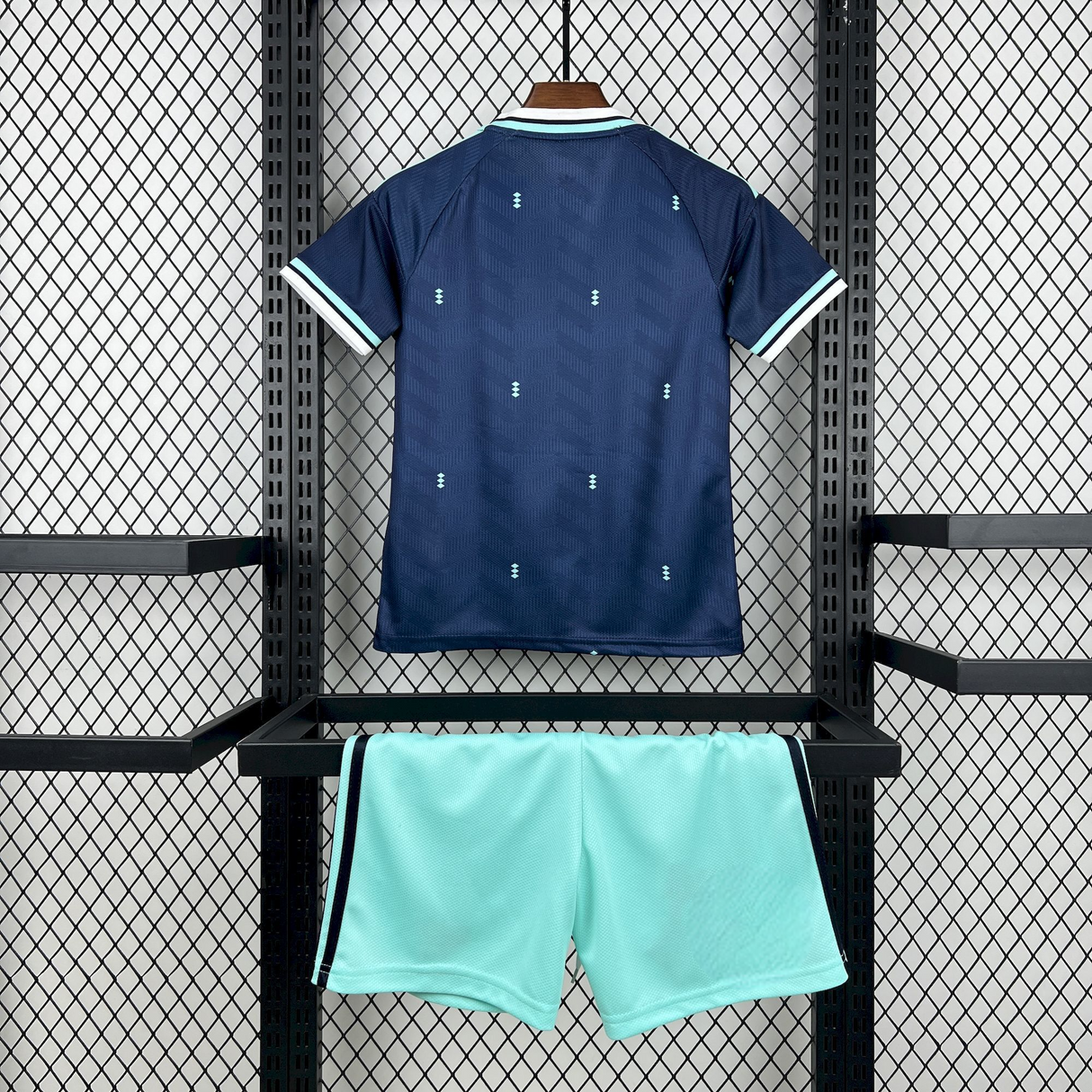 Equipación Alemania 26-27 Visitante Niño Mundial 2026 vista trasera con camiseta azul marino y pantalón verde agua