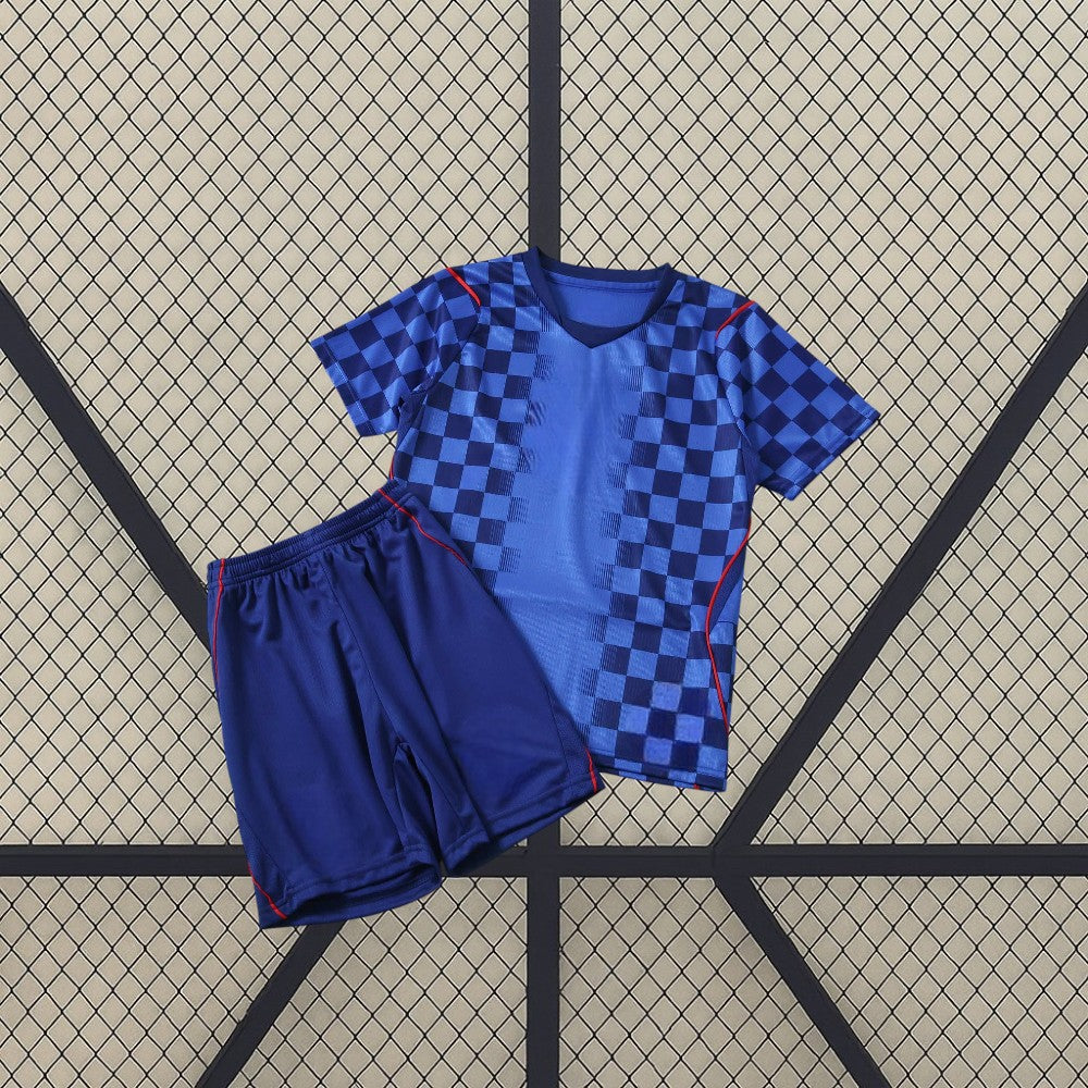 Vista frontal de la equipación Croacia niño visitante 26-27 con camiseta azul y pantalón a juego