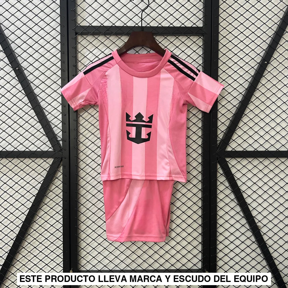 Equipación Inter Miami niño 26-27 local en rosa con camiseta de franjas verticales y pantalón a juego