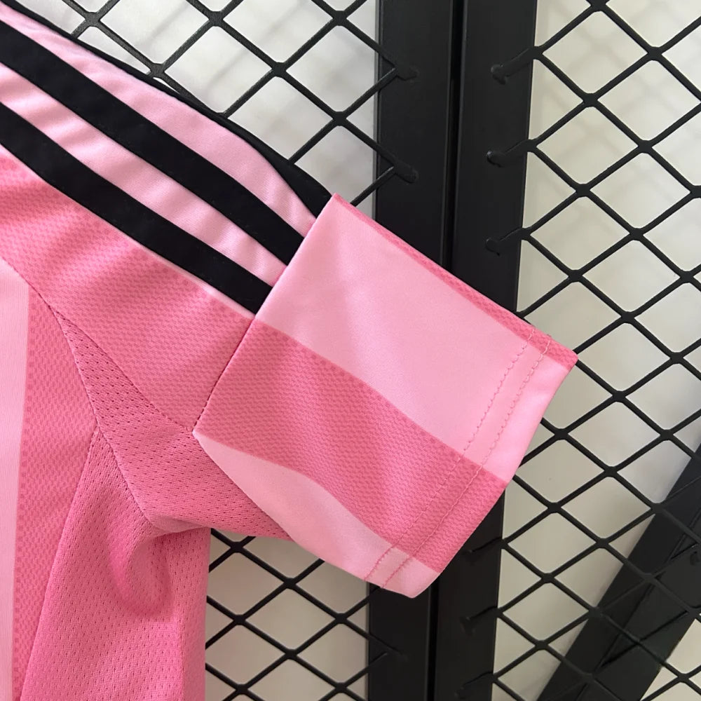 Detalle de la manga de la camiseta Inter Miami niño local en rosa con acabado de costura y detalles negros