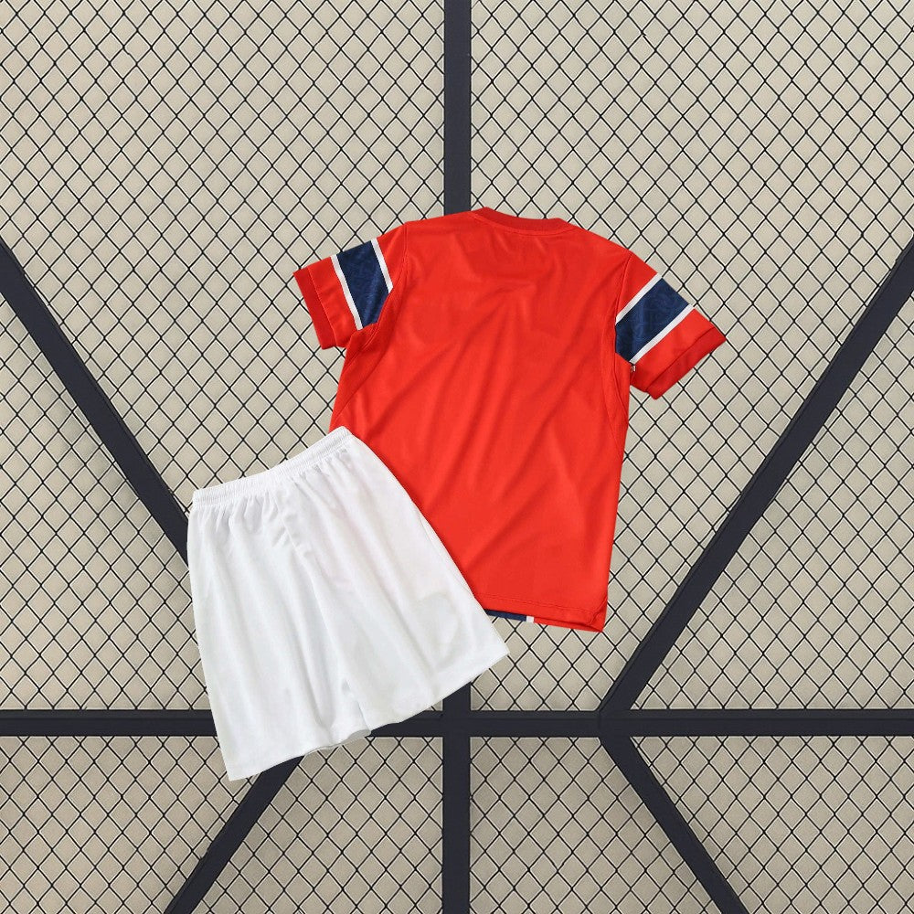 Vista trasera de la equipación Noruega 26-27 local niño con camiseta roja y pantalón blanco